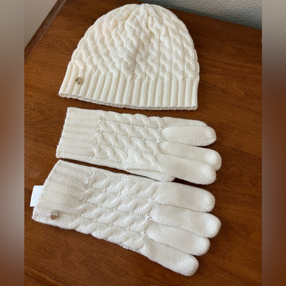 Kate spade beanie and glove set. Never worn. Non smoking home.